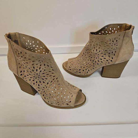 Jellypop Tan Faux Suede Laser CutOut Toe Out Booties sz 11 - Picture 8 of 8